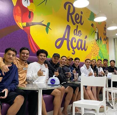 Turma reunida saboreando açaí